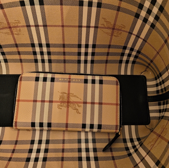 Burberry Haymarket wallet. Approximate measurements 7 1/2 W x 4 H. Great gift. - Picture 6 of 7